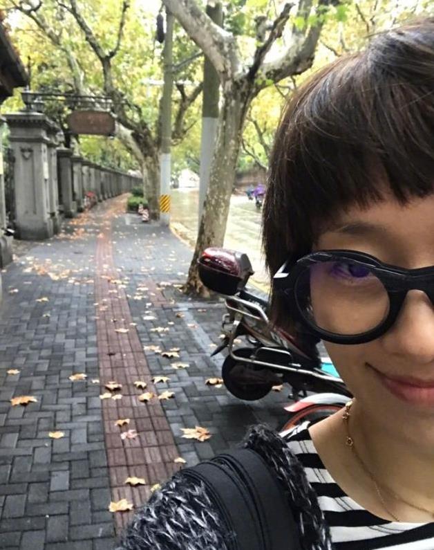 马伊琍欣赏秋日美景 素颜戴黑框眼镜文艺范儿十足
